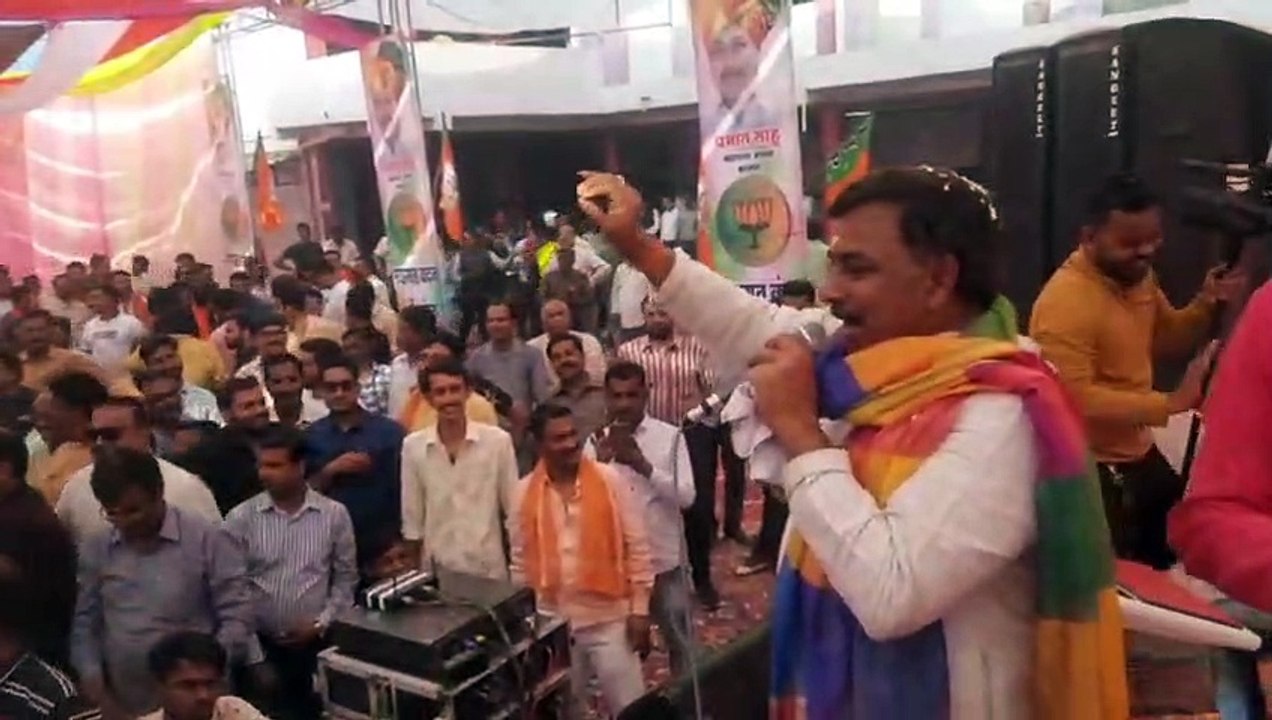 भाजपा कार्यकर्ताओं ने जमकर उड़ाया रंग-गुलाल