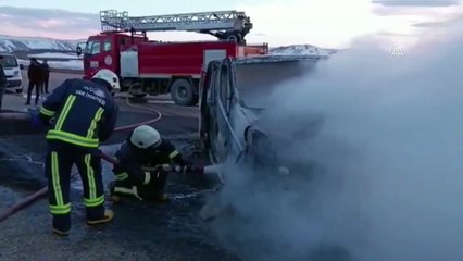 Seyir halindeyken alev alan minibüs kullanılamaz hale geldi