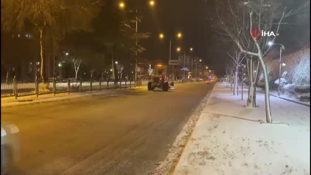 Yozgat Belediyesi ekipleri gece boyunca karla mücadelesini sürdürdü