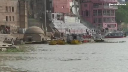 वाराणसी में नियमों को ताक पर रखा, गंगा की गोद में समा गई...