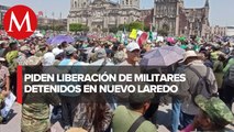 Militares y ex elementos del Ejército mexicano protestan en el Zócalo de CdMx