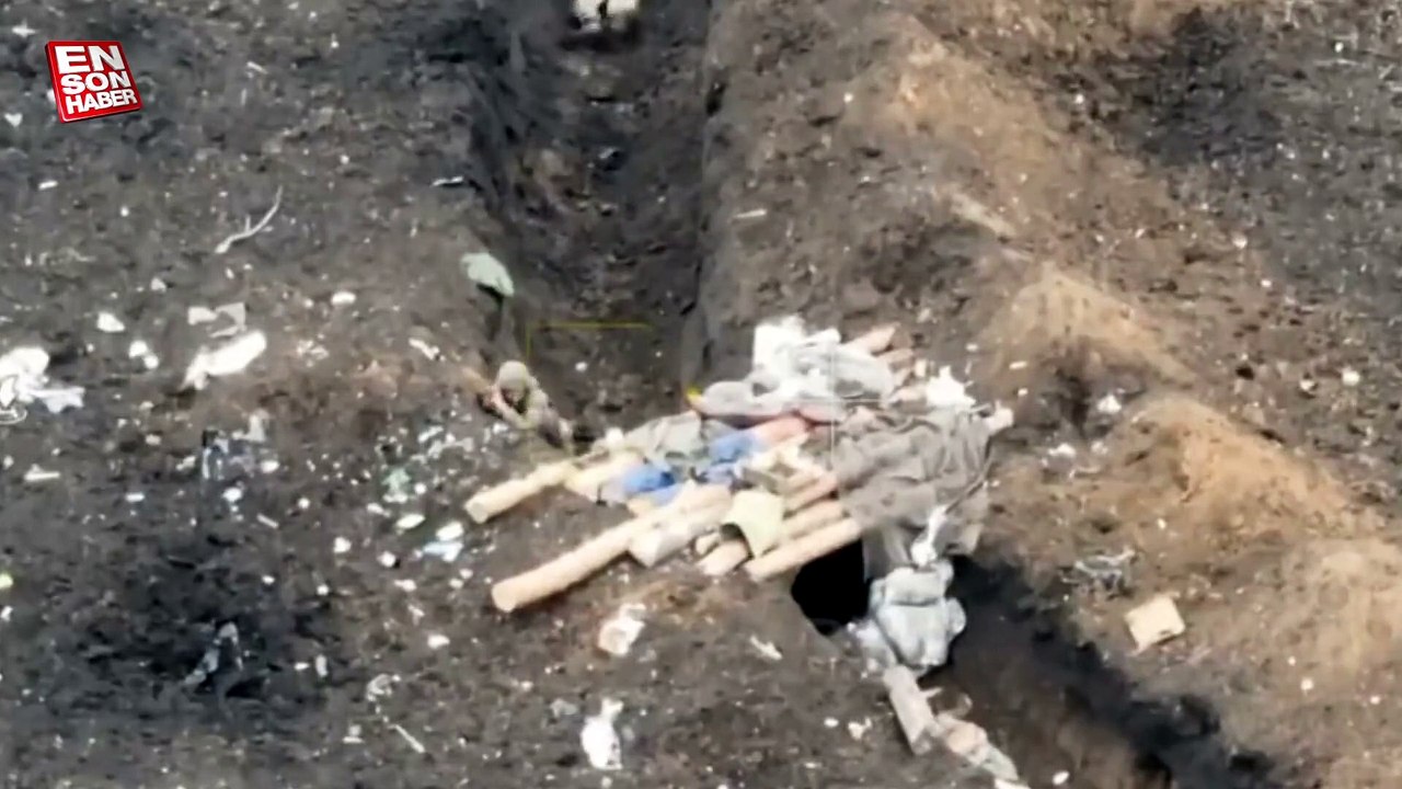 Ukraynalı askerlerin Rus askerlerinin bulunduğu sipere saldırı anı