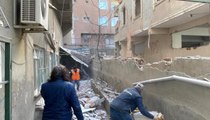Küçükçekmece'de metruk bir binada yıkım sırasında çökme meydana geldi. Olay yerine polis ve itfaiye ekipleri sevk edildi.