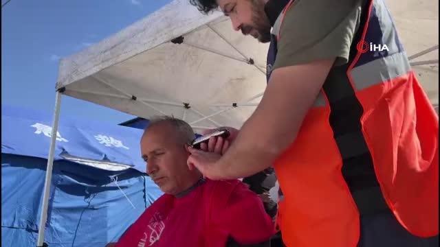 Bilecik'ten giden gönüllü berberler çocukları tıraş etti