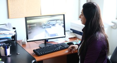 Bir kadın, trafikte tartıştığı biri hemcinsi 2 kişi tarafından darbedildi