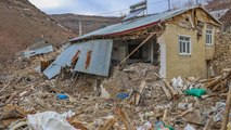 Depremde yıkılan mahallelerinin başka yere taşınmasını istiyorlar