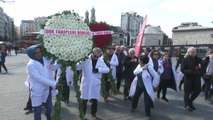 İTO Üyesi Hekimler, 14 Mart Tıp Bayramı'nda Taksim Anıtı'na Çelenk Bıraktı, Depremlerde Hayatlarını Kaybedenler İçin Saygı Duruşunda Bulundu