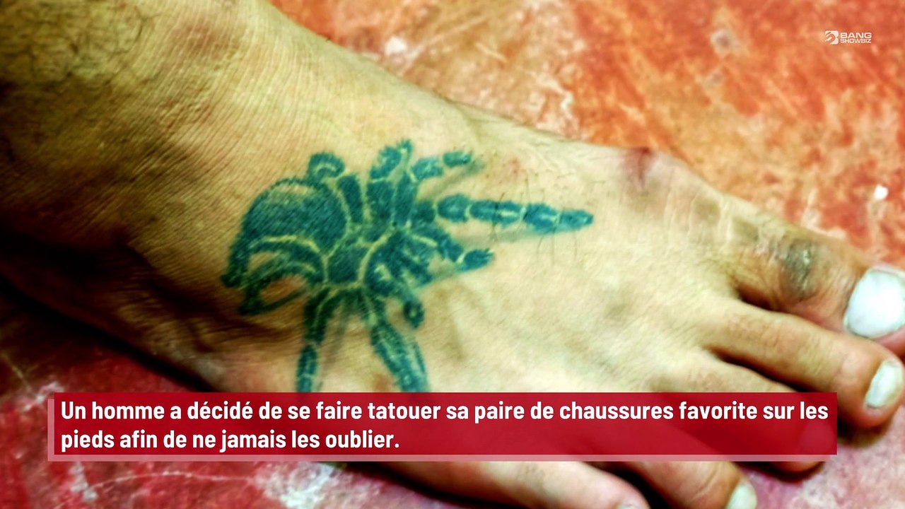 Un homme se fait tatouer sa paire de chaussures favorite sur les pieds !