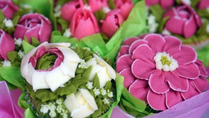 Mel Kelly bakes floral cakes