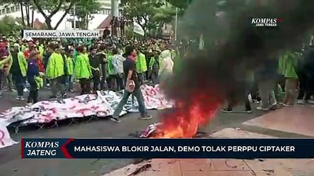 Mahasiswa Blokir Jalan, Demo Tolak Perppu Ciptaker