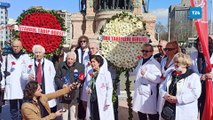 Hekimler 14 Mart Tıp Bayramı'nda Taksim anıtına çelenk bıraktı