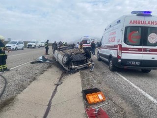 OTOMOBİL KÖPEĞE ÇARPIP TAKLA ATTI 1'İ AĞIR, 5 YARALI