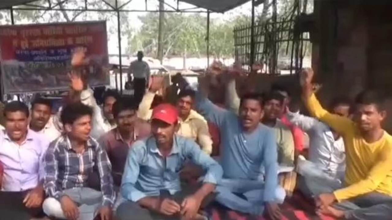 अररिया: अपने विभिन्न मांगों को लेकर भूख हड़ताल पर बैठे होमगार्ड अभ्यर्थी