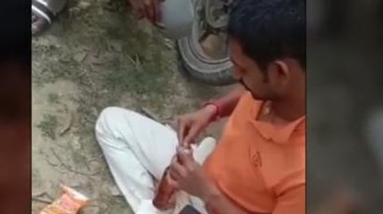 सीतामढ़ी: शराब की बोतल खोलते चौकीदार का वीडियो वायरल