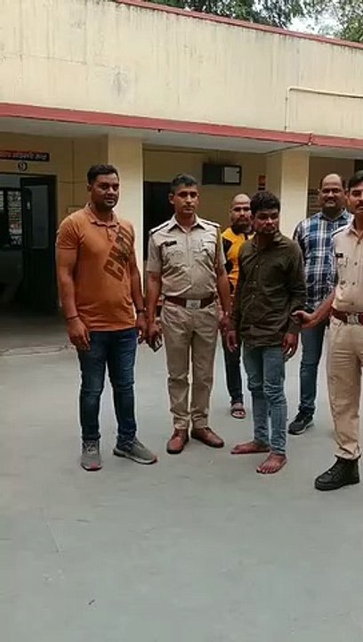 सीसीटीवी कैमरे में कैद हुआ महिला के गले से सोने...