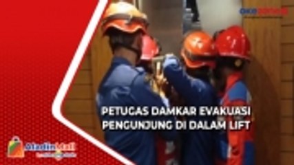 Pemadam Kebakaran Evakuasi Pengunjung yang Terjebak di Dalam Lift
