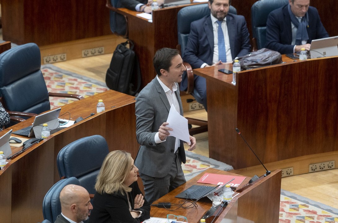 Lobato, factura de la luz en mano, critica el clasismo de Enrique Ossorio y las tardías disculpas de Mónica García