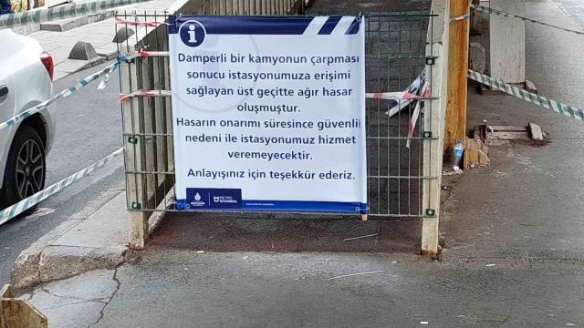 Sultangazi'de damperi açılan hafriyat kamyonu üst geçide böyle çarptı