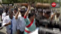 Video: तेलंगाना की KCR सरकार के खिलाफ प्रदर्शन कर रहीं YSRTP चीफ वाईएस शर्मिला पुलिस हिरासत में