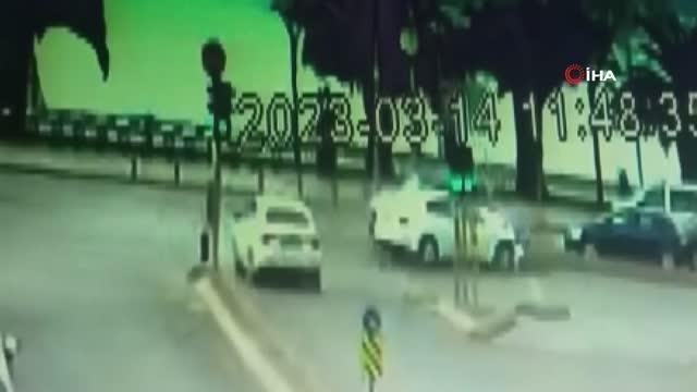 Kartal'da kırmızı ışıkta geçen otomobil kazaya neden oldu... O anlar kamerada