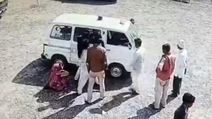 टीकमगढ़: स्वास्थ्य सेवाओं के हाल बेहाल,लगाना पड़ रहा धक्का,देखें LIVE VIDEO