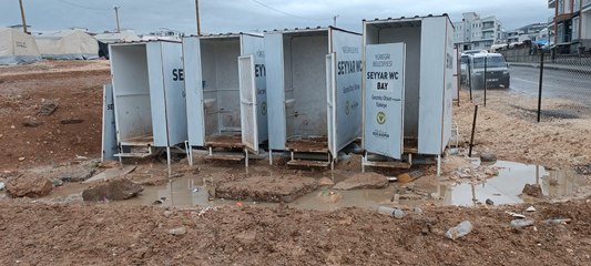 Depremzedeleri bu kez de yağmur vurdu...