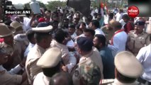 Video: टोल वसूली के खिलाफ कांग्रेस कार्यकर्ताओं का प्रदर्शन, पुलिस से हाथापाई, कई हिरासत में