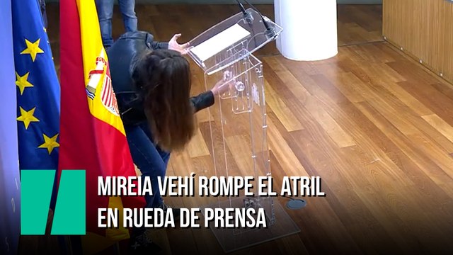 Mireia Vehí rompe el atril en rueda de prensa: ¿Alguien monta muebles del IKEA?