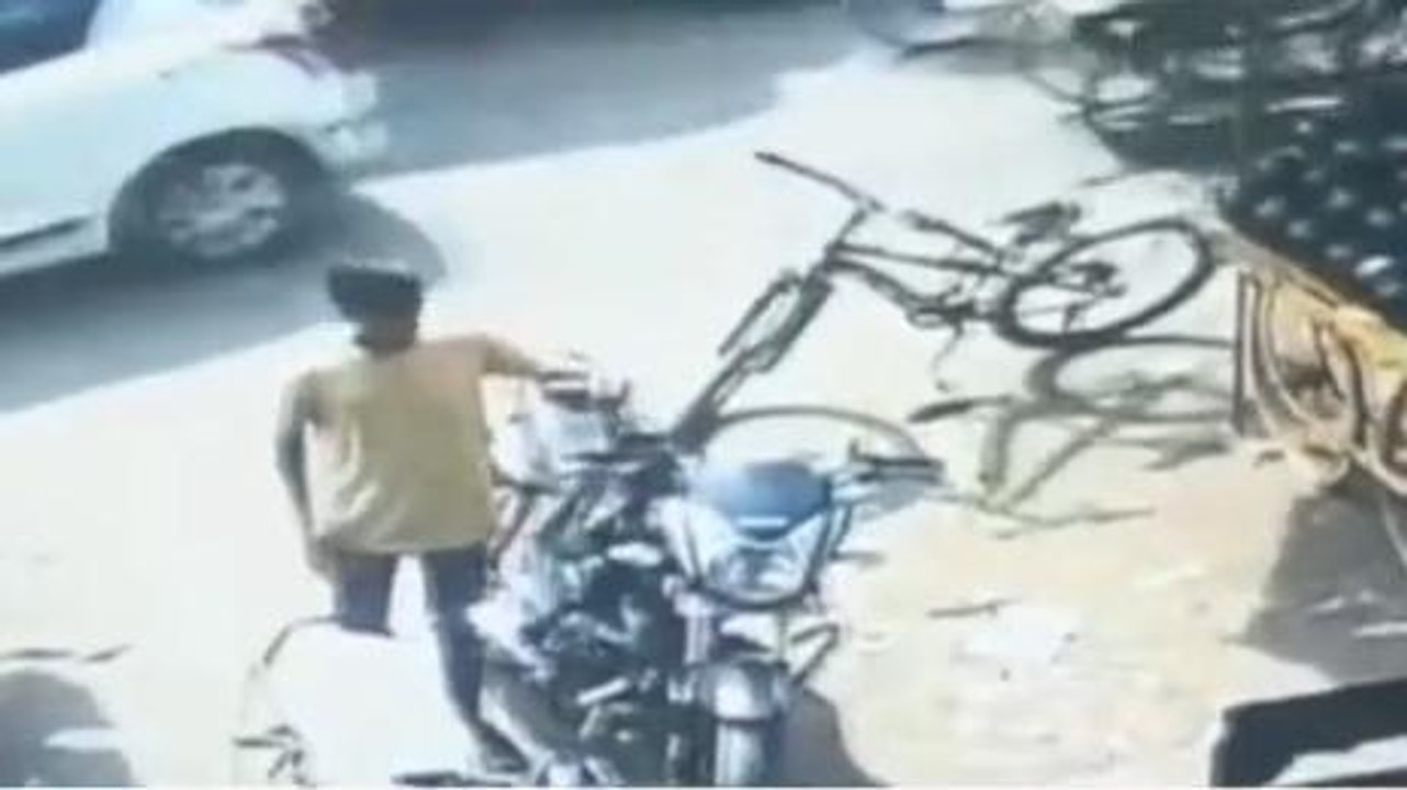 खरगोन: फिल्मी स्टाइल में पैसों से भरा बैग उड़ाया,वारदात सीसीटीवी में कैद