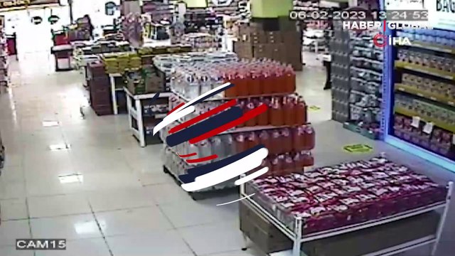 Beşik gibi salladı! Deprem anına ait yeni görüntü: Raflar ürünler devrildi, insanlar panikle kaçtı