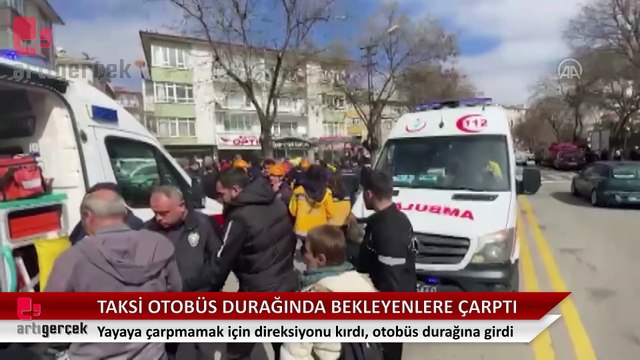 Bir taksi otobüs durağında bekleyenlere çarptı