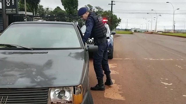 Veículo com registro de furto é encontrado, abandonado, na Avenida Barão do Rio Branco