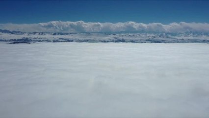 Çin'in Bayanbulak Çayırındaki Muhteşem İlkbahar Manzarası