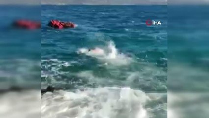 Скачать видео: Kuşadası Körfezi'nde can pazarı...Göçmenleri taşıyan lastik bot battı: 4 ölü