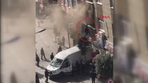 İstanbul'da 5 katlı binanın 1'inci katındaki yangından balkondan atlayarak kurtuldu