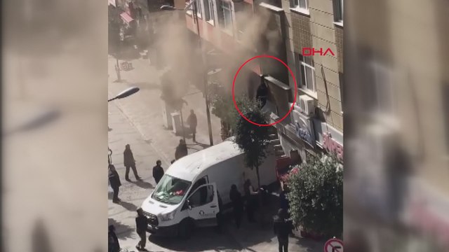 İstanbul'da 5 katlı binanın 1'inci katındaki yangından balkondan atlayarak kurtuldu