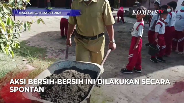 Siswa SD Spontan Bersihkan Abu Vulkanik Gunung Merapi yang Menutupi Area Sekolah