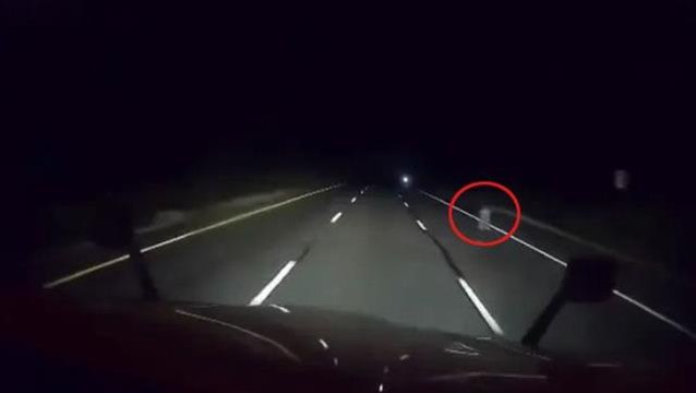 Araç kamerasına takıldı! 94 yıldır garip kazaların yaşandığı yolda esrarengiz görüntü