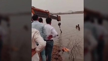 భీమదేవరపల్లి: చెరువులో పడిన ట్రాక్టర్.. అందులోనే డ్రైవర్..!