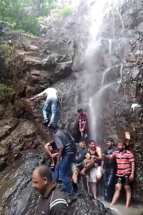 Il a la brillante idée d'escalader une chute d'eau