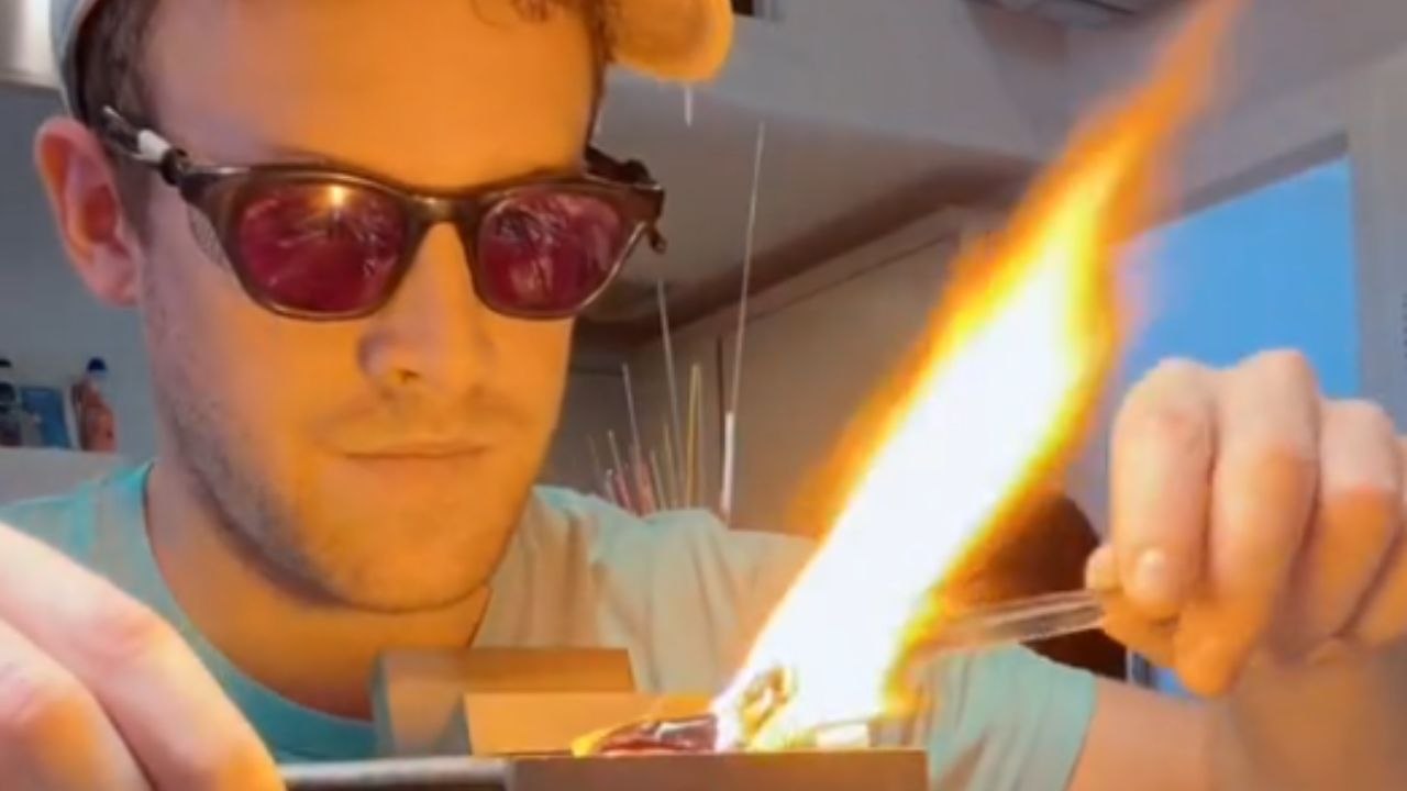 Uber-ambitious glass artist makes a miniature dinosaur out of minute pieces of soft glass