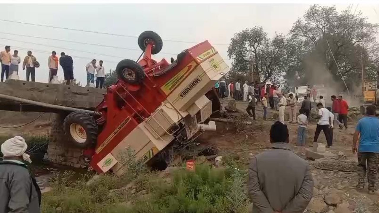 बैतूल: माचना नदी में पलटा हार्वेस्टर, एक की मौत तीन घायल