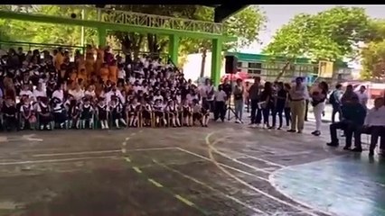 Alcalde complace a niños con canción de Shakira en evento escolar