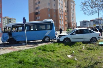 Edirne'de otomobil, yolcu minibüsüne çarptı: 5 yaralı