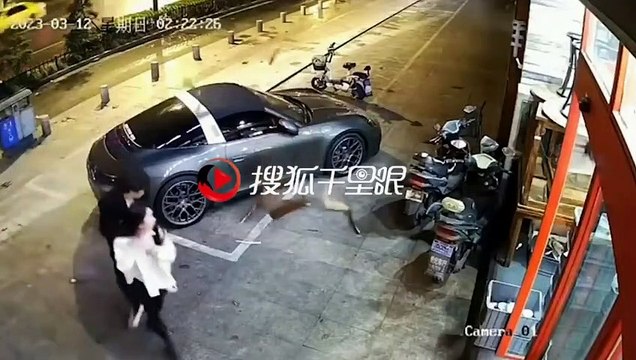 Un fou balance des chaises sur une Porsche