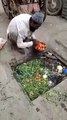 Ce vendeur ambulant nous montre comment il lave ses légumes... miam miam