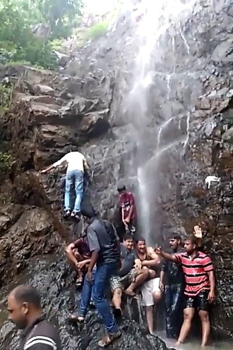 Il a la mauvaise idée de grimper une chute d'eau... glissante