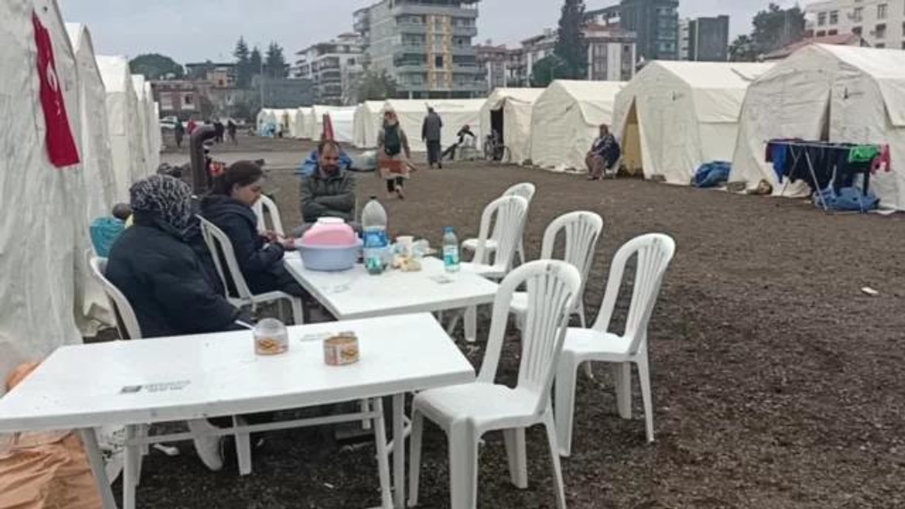 İzmir Büyükşehir'in Osmaniye'de Kurduğu Çadırkentin Yerinin Sürekli Değiştirilmesine Tepki Gösteren Özener: CHP'li Belediyelere Yardım Yaptırmıyorlar