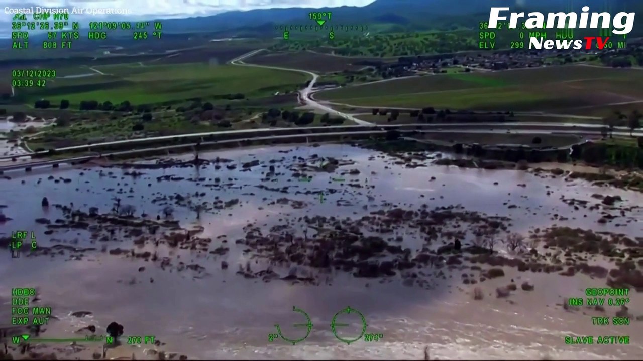 Momen Awak Helokopter Melakukan Penyelamatan Korban Banjir di Sungai California