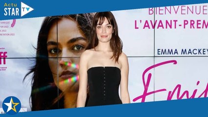 « Je suis dans tous les épisodes » : Emma Mackey rassure (un peu) les fans de Sex Education
